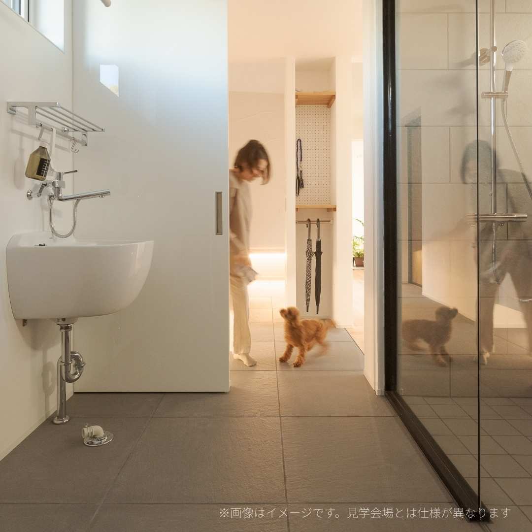 岡崎市の高気密高断熱住宅。勝手口からお風呂へ直結する泥汚れ対策の動線と、タイル床がモダンなユーティリティスペース。