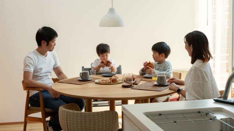 独自の換気システムにより料理のニオイがこもらず、常に新鮮な空気の中で食事を楽しんでいる家族のダイニング風景。