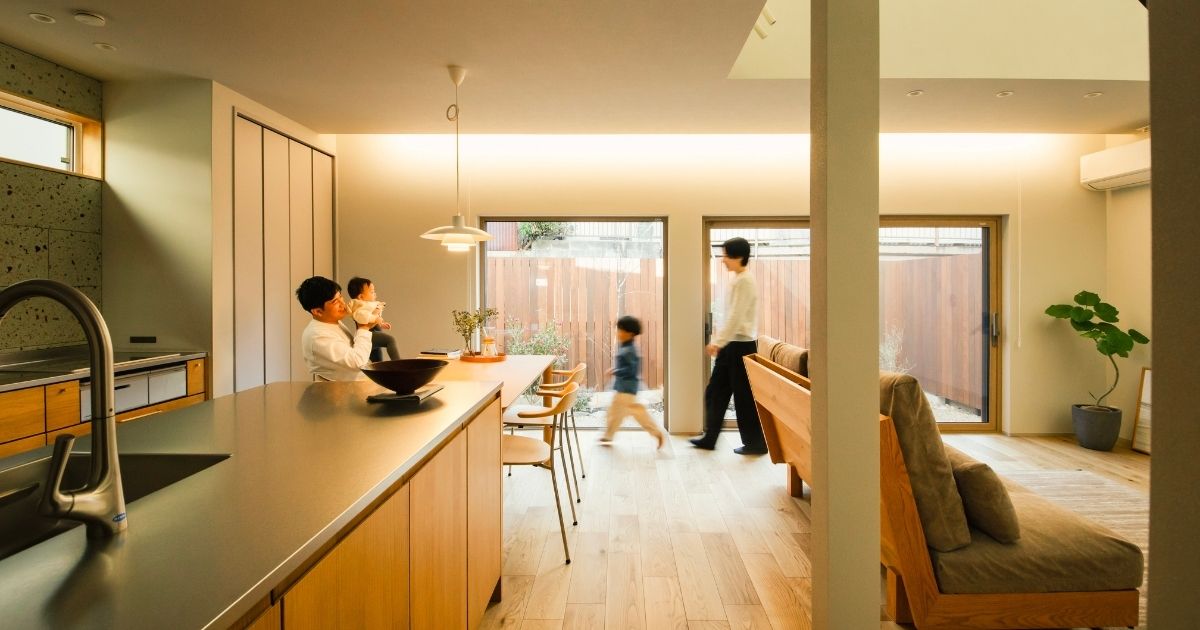 岡崎市 冬のあったか体験会 暖かいリビングでくつろぐ家族と子供たち 床暖房なしでも快適な高気密高断熱住宅