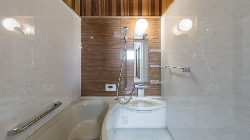 岡崎市の注文住宅。お客様の声 掃除が楽でカビにくい清潔なバスルーム 木目調の壁と天井がおしゃれな浴室