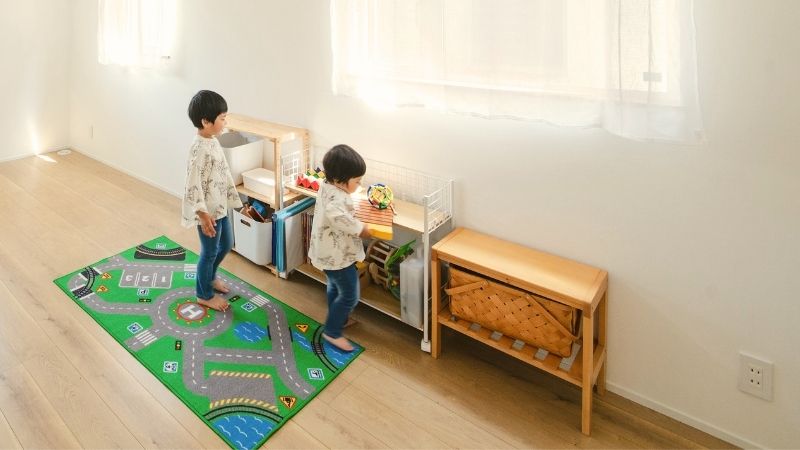 真冬でも裸足で遊ぶ子供たち。床暖房なしでも暖かい高気密高断熱のリビング。