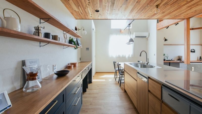 木の温もりを感じるオープンシェルフと、お気に入りの道具が並ぶキッチン。機嫌よく料理ができる場所。