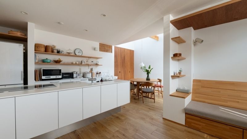 家族がどこにいても繋がりを感じられる、明るく開放的なキッチンとダイニングの空間設計。