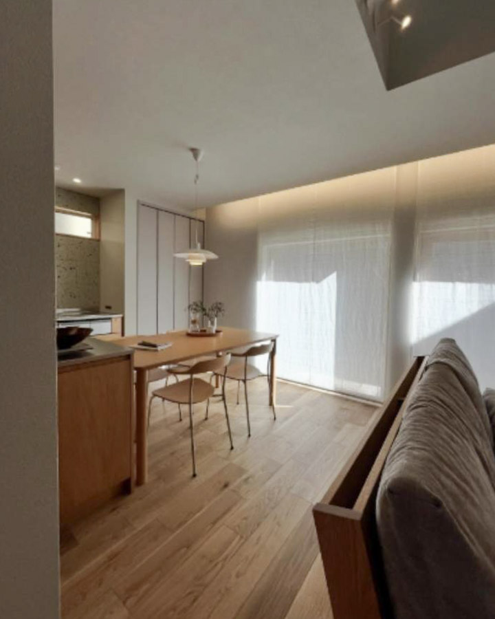 木の温もりを感じる無垢の床と、窓周りのデザインが調和した上質なインテリアコーディネート。