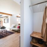 帰宅後すぐにコートを掛けられる玄関横の収納。暮らしの動線を整理することで生まれる心のゆとり。