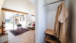 帰宅後すぐにコートを掛けられる玄関横の収納。暮らしの動線を整理することで生まれる心のゆとり。