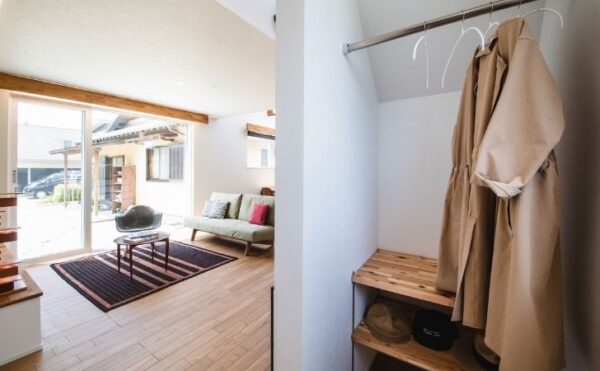 帰宅後すぐにコートを掛けられる玄関横の収納。暮らしの動線を整理することで生まれる心のゆとり。