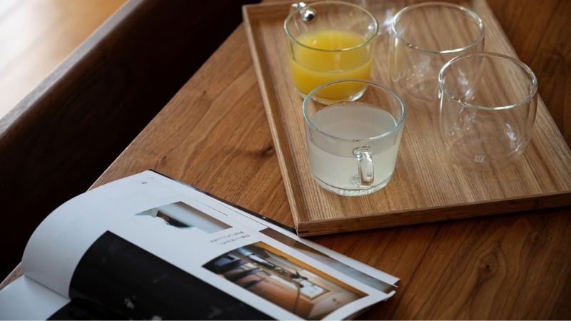 お気に入りの雑誌を眺めながら、その日の気分で飲み物を選ぶ。自分たちらしい暮らしの解釈。