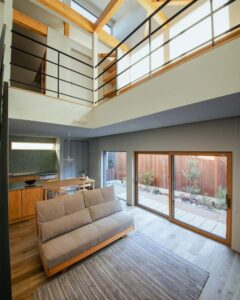 吹き抜けから光が降り注ぐ開放的なリビングと、外の視線を遮るウッドフェンス。岡崎市の注文住宅施工事例。