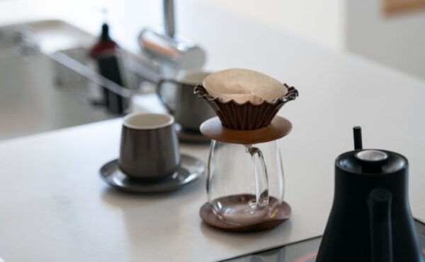 岡崎市のモデルハウスで体感できる、丁寧な暮らしの象徴。忙しい朝にゆとりをくれるコーヒーセットのある風景。