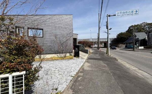 岡崎市大平町にある、くらはし建築の事務所兼モデルハウスのモダンな外観と周辺の街並み。