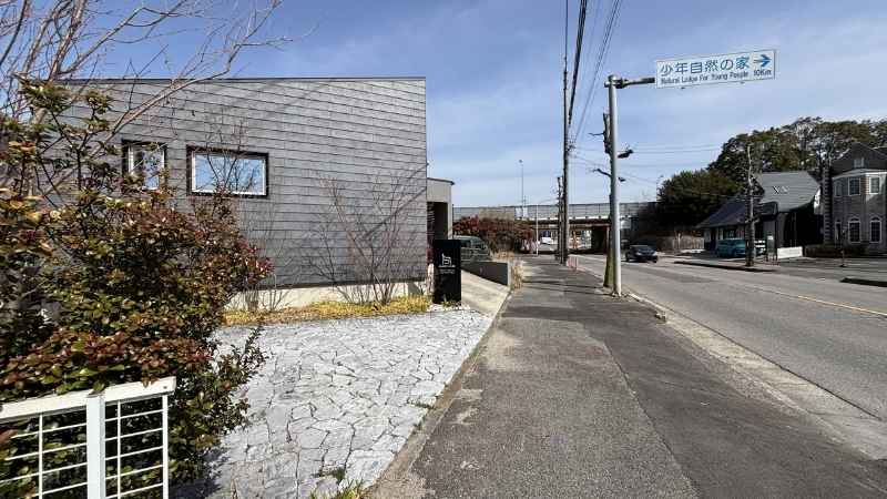 岡崎市大平町にある、くらはし建築の事務所兼モデルハウスのモダンな外観と周辺の街並み。