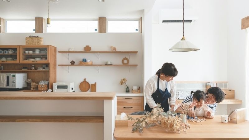 岡崎市のくらはし建築で叶える、家族の笑顔があふれる明るいキッチンとダイニングの暮らし。
