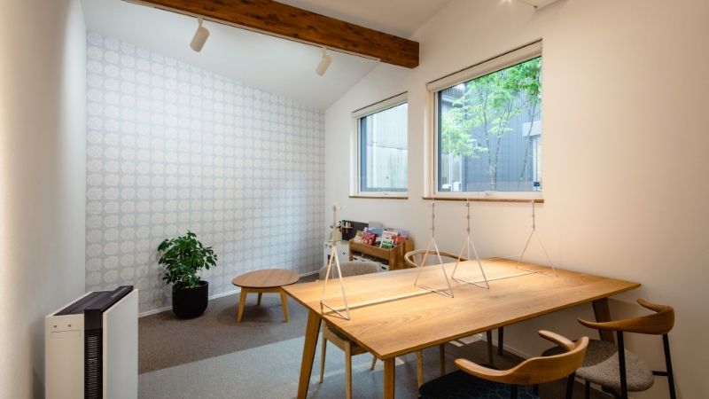 岡崎市のくらはし建築モデルハウス内にある、お子様連れでも安心なキッズスペースと打ち合わせテーブル。