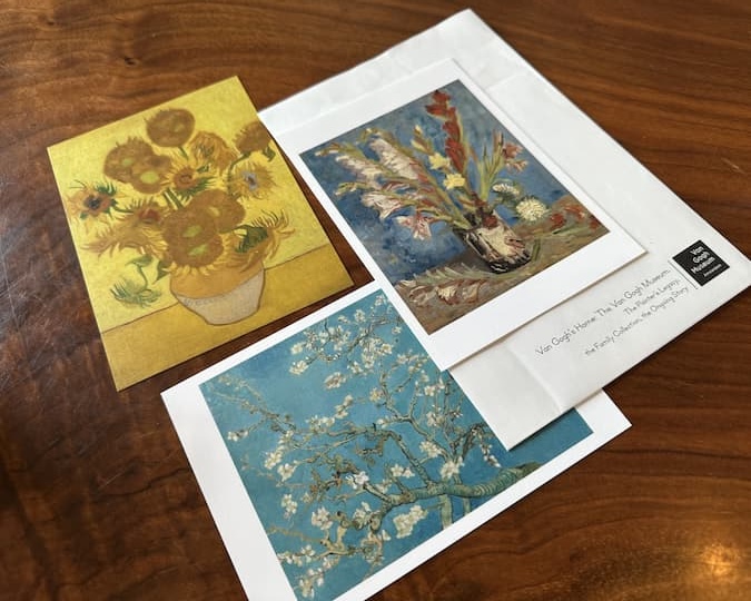ゴッホ展で購入した「ひまわり」や「花咲くアーモンドの木の枝」などのポストカード3枚
