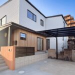 岡崎市で開催された完成見学会の外観。白い外壁と木のアクセントが調和した、シンプルで上質なジャパンディスタイルの注文住宅。