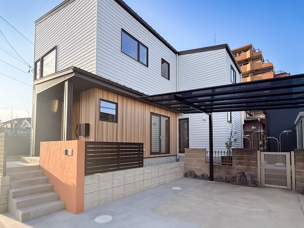  岡崎市で開催された完成見学会の外観。白い外壁と木のアクセントが調和した、シンプルで上質なジャパンディスタイルの注文住宅。